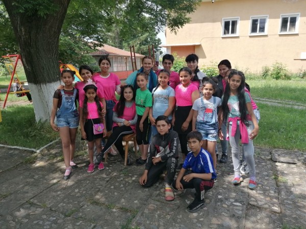 Младите фризьори на ПГ „Акад. Петко Стайнов“ подариха близо 80 прически само за уикенд