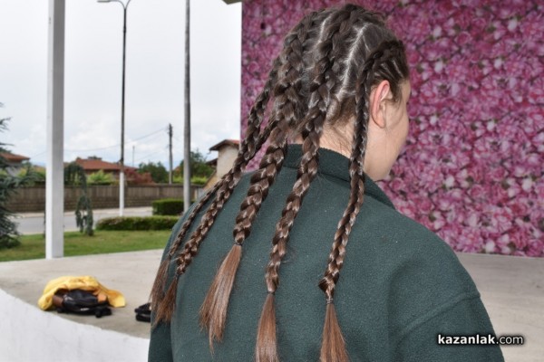 Младите фризьори на ПГ „Акад. Петко Стайнов“ подариха близо 80 прически само за уикенд