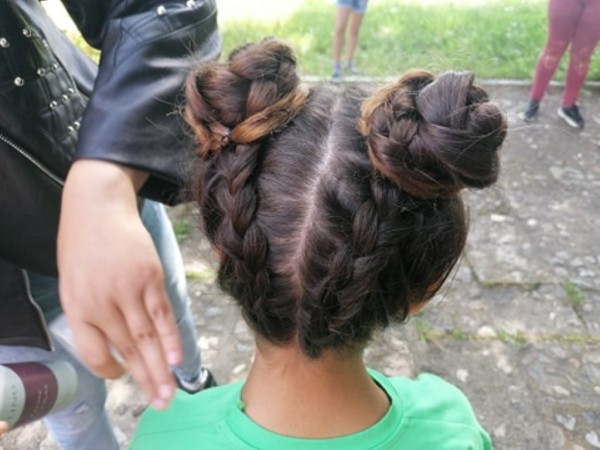 Младите фризьори на ПГ „Акад. Петко Стайнов“ подариха близо 80 прически само за уикенд