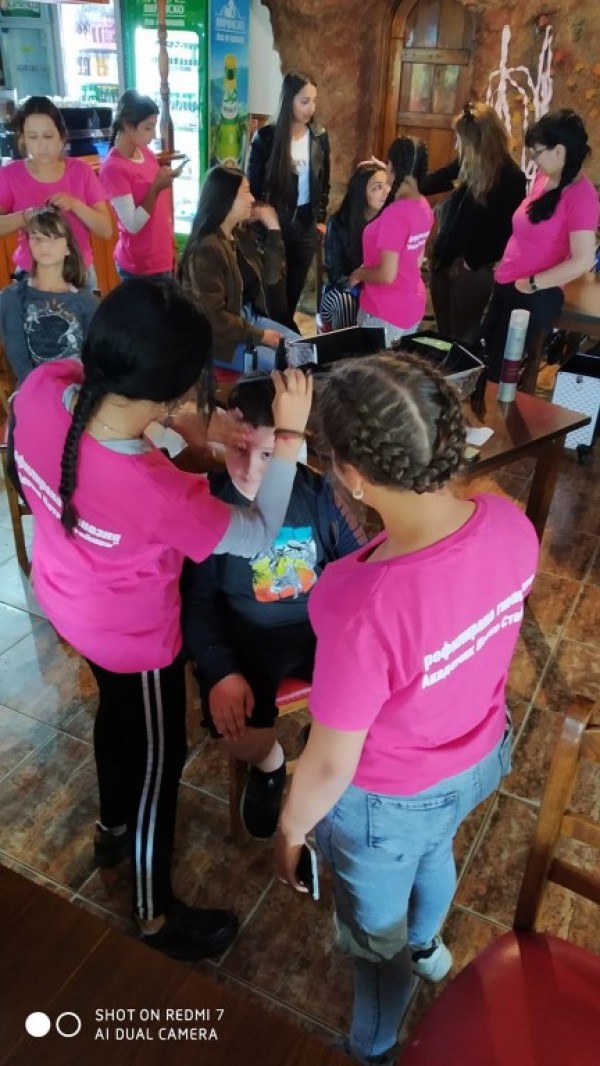 Младите фризьори на ПГ „Акад. Петко Стайнов“ подариха близо 80 прически само за уикенд