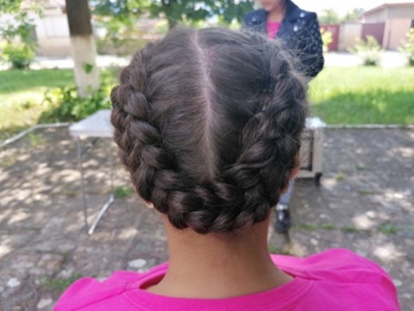 Младите фризьори на ПГ „Акад. Петко Стайнов“ подариха близо 80 прически само за уикенд