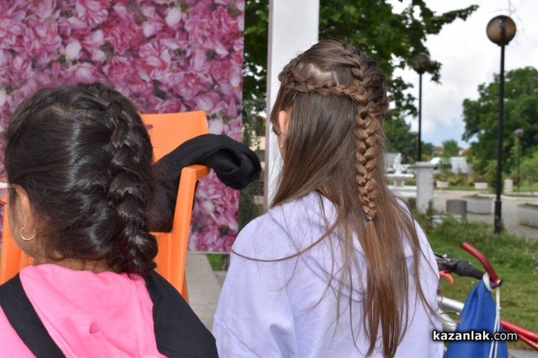 Младите фризьори на ПГ „Акад. Петко Стайнов“ подариха близо 80 прически само за уикенд