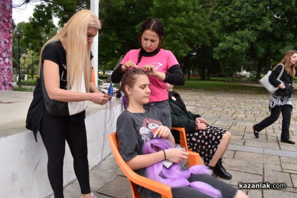 Младите фризьори на ПГ „Акад. Петко Стайнов“ подариха близо 80 прически само за уикенд