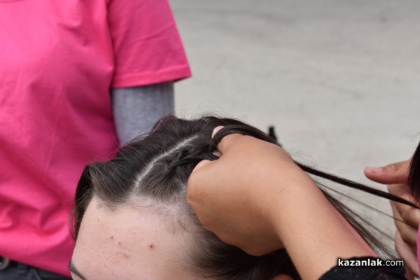 Младите фризьори на ПГ „Акад. Петко Стайнов“ подариха близо 80 прически само за уикенд