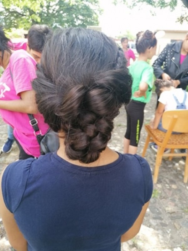 Младите фризьори на ПГ „Акад. Петко Стайнов“ подариха близо 80 прически само за уикенд