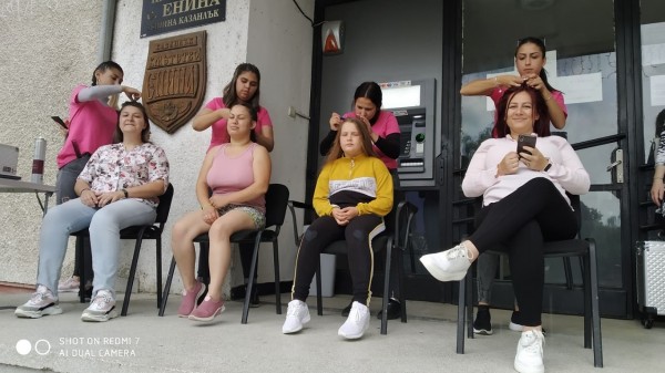 Младите фризьори на ПГ „Акад. Петко Стайнов“ подариха близо 80 прически само за уикенд