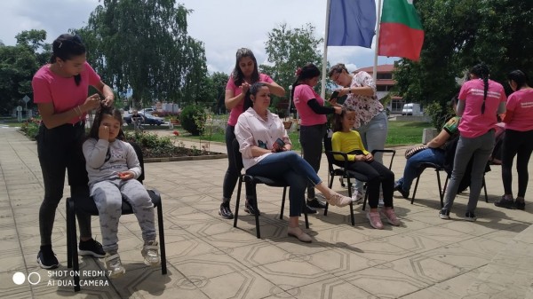 Младите фризьори на ПГ „Акад. Петко Стайнов“ подариха близо 80 прически само за уикенд