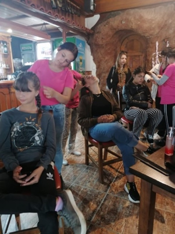 Младите фризьори на ПГ „Акад. Петко Стайнов“ подариха близо 80 прически само за уикенд