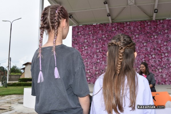 Младите фризьори на ПГ „Акад. Петко Стайнов“ подариха близо 80 прически само за уикенд