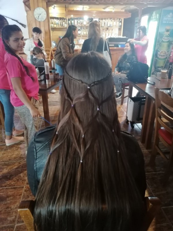 Младите фризьори на ПГ „Акад. Петко Стайнов“ подариха близо 80 прически само за уикенд