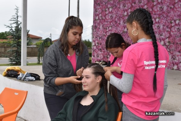 Младите фризьори на ПГ „Акад. Петко Стайнов“ подариха близо 80 прически само за уикенд