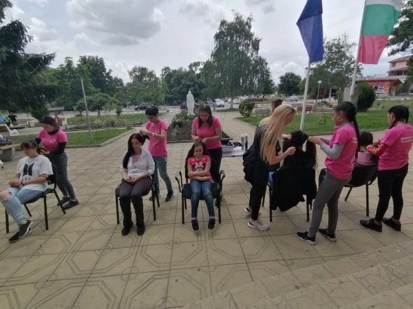 Младите фризьори на ПГ „Акад. Петко Стайнов“ подариха близо 80 прически само за уикенд