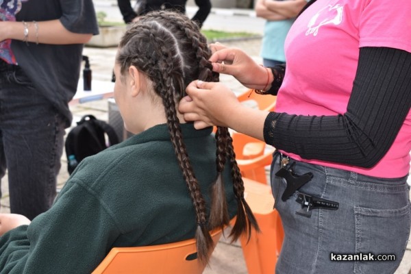 Младите фризьори на ПГ „Акад. Петко Стайнов“ подариха близо 80 прически само за уикенд