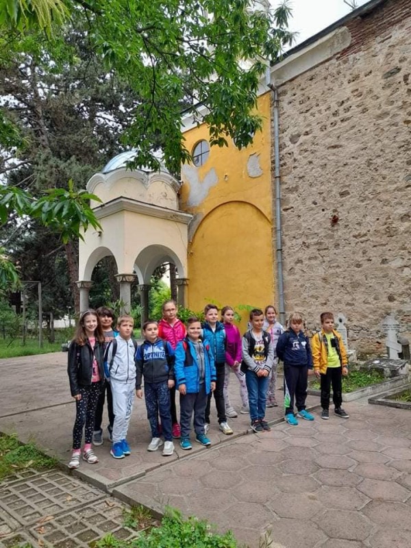 Учениците на ОУ “Георги Кирков“ посещават знакови места в заниманията по интереси