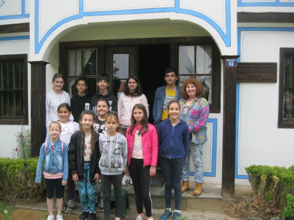 Млади художници твориха за благотворителна изложба