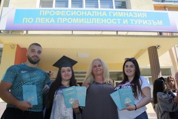 Випуск 2021 на ПГЛПТ получи своите дипломи