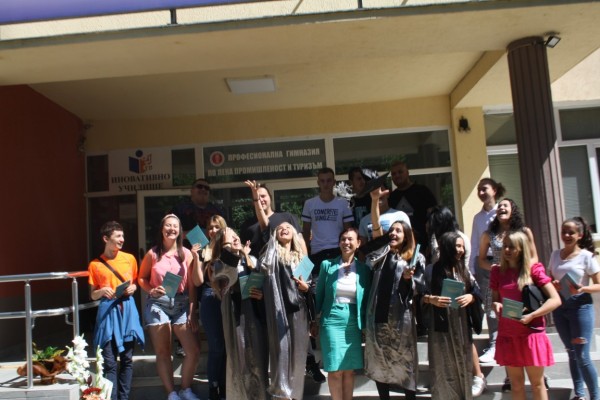 Випуск 2021 на ПГЛПТ получи своите дипломи