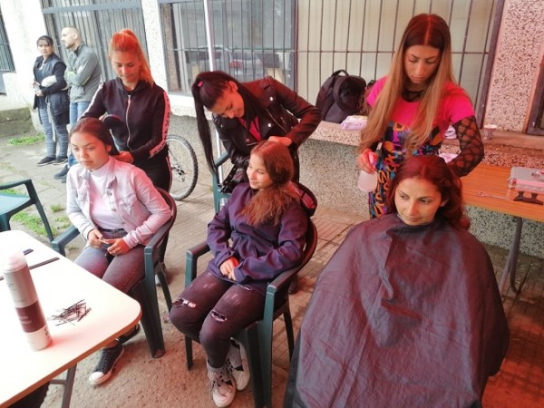 Много модни фризури и усмивки подариха фризьорите от ПГ „Акад. Петко Стайнов“ в своето Турне на красотата