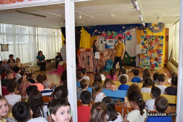 Наградиха първокласничката Сиана за рисунка, част от изложба в Народното събрание