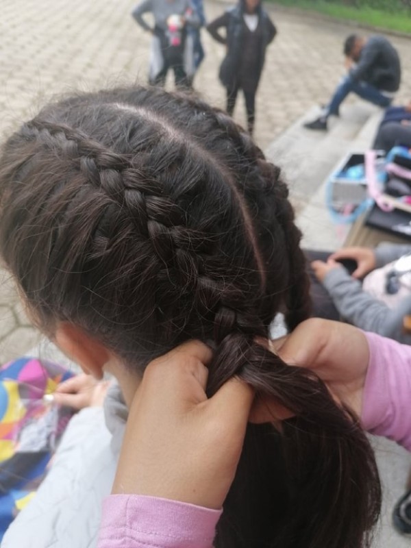 Много модни фризури и усмивки подариха фризьорите от ПГ „Акад. Петко Стайнов“ в своето Турне на красотата