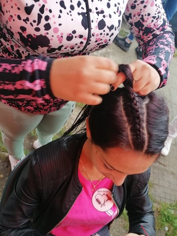 Много модни фризури и усмивки подариха фризьорите от ПГ „Акад. Петко Стайнов“ в своето Турне на красотата