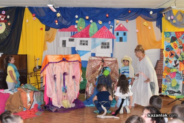 Наградиха първокласничката Сиана за рисунка, част от изложба в Народното събрание