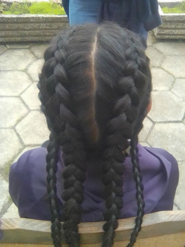 Много модни фризури и усмивки подариха фризьорите от ПГ „Акад. Петко Стайнов“ в своето Турне на красотата