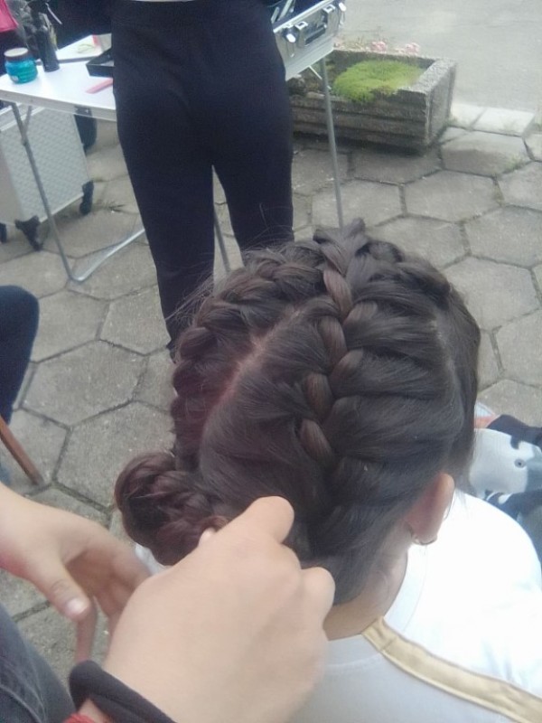 Много модни фризури и усмивки подариха фризьорите от ПГ „Акад. Петко Стайнов“ в своето Турне на красотата