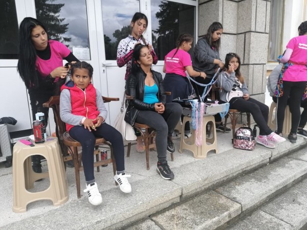 Много модни фризури и усмивки подариха фризьорите от ПГ „Акад. Петко Стайнов“ в своето Турне на красотата