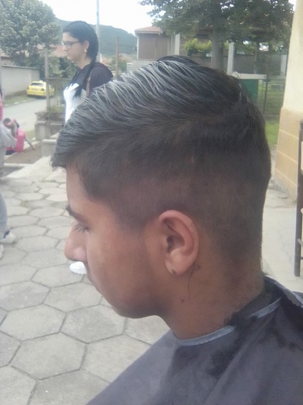 Много модни фризури и усмивки подариха фризьорите от ПГ „Акад. Петко Стайнов“ в своето Турне на красотата