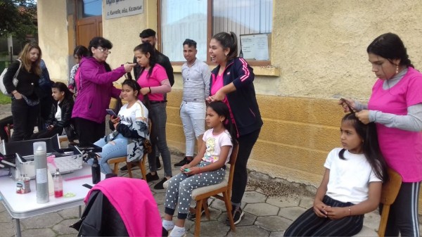 Много модни фризури и усмивки подариха фризьорите от ПГ „Акад. Петко Стайнов“ в своето Турне на красотата