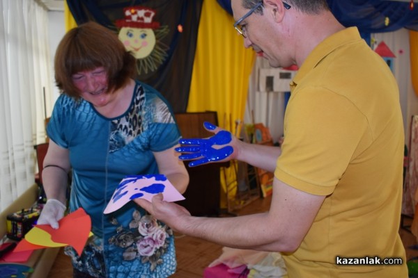 Наградиха първокласничката Сиана за рисунка, част от изложба в Народното събрание