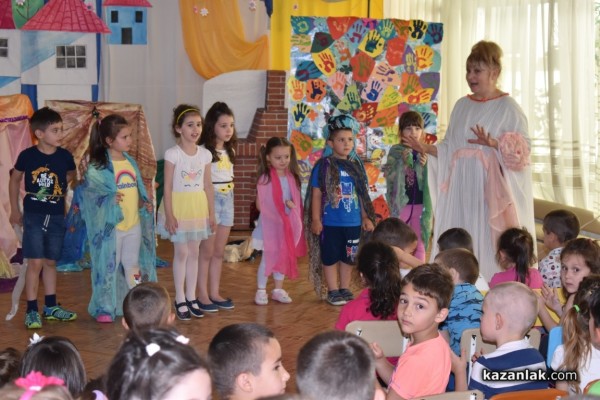 Наградиха първокласничката Сиана за рисунка, част от изложба в Народното събрание