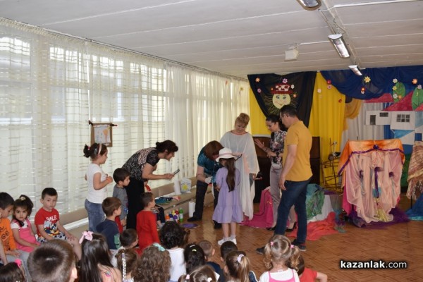 Наградиха първокласничката Сиана за рисунка, част от изложба в Народното събрание