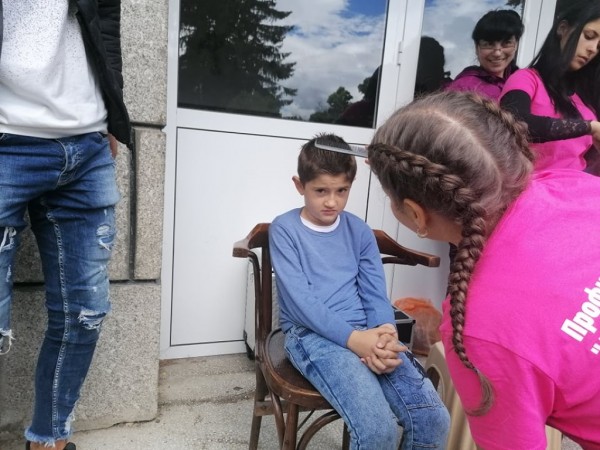 Много модни фризури и усмивки подариха фризьорите от ПГ „Акад. Петко Стайнов“ в своето Турне на красотата