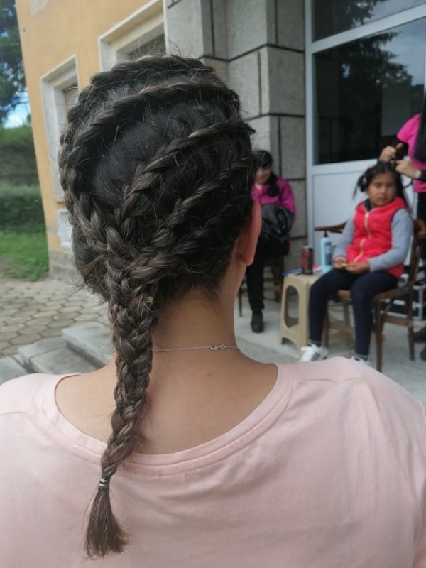 Много модни фризури и усмивки подариха фризьорите от ПГ „Акад. Петко Стайнов“ в своето Турне на красотата