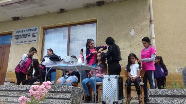 Много модни фризури и усмивки подариха фризьорите от ПГ „Акад. Петко Стайнов“ в своето Турне на красотата