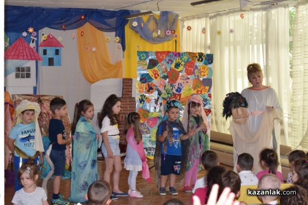 Наградиха първокласничката Сиана за рисунка, част от изложба в Народното събрание