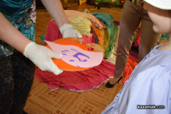 Наградиха първокласничката Сиана за рисунка, част от изложба в Народното събрание