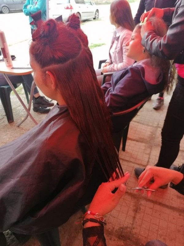 Много модни фризури и усмивки подариха фризьорите от ПГ „Акад. Петко Стайнов“ в своето Турне на красотата