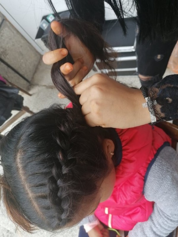 Много модни фризури и усмивки подариха фризьорите от ПГ „Акад. Петко Стайнов“ в своето Турне на красотата