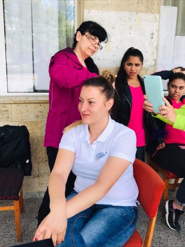 Много модни фризури и усмивки подариха фризьорите от ПГ „Акад. Петко Стайнов“ в своето Турне на красотата