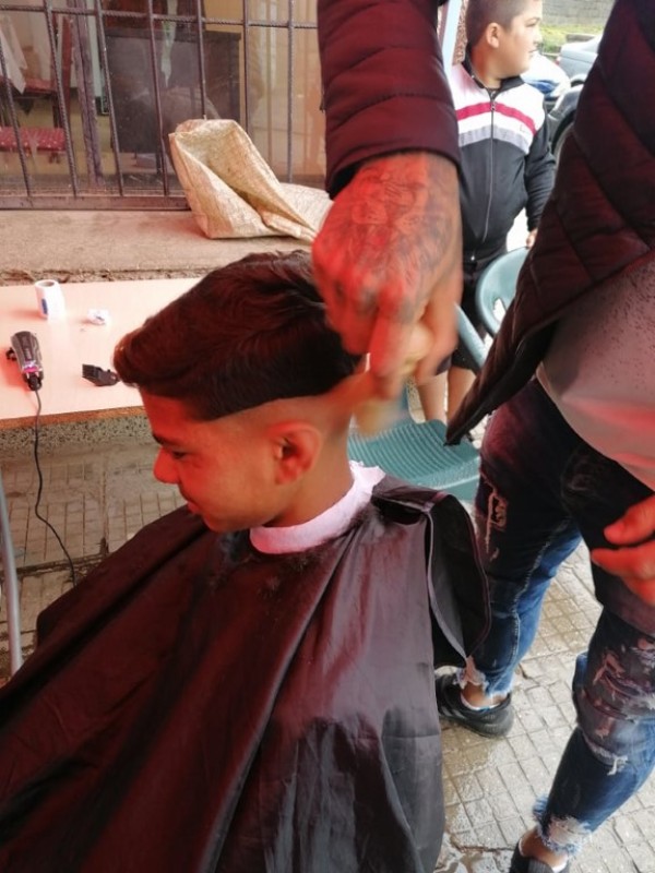 Много модни фризури и усмивки подариха фризьорите от ПГ „Акад. Петко Стайнов“ в своето Турне на красотата