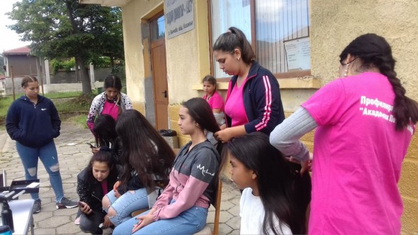 Много модни фризури и усмивки подариха фризьорите от ПГ „Акад. Петко Стайнов“ в своето Турне на красотата