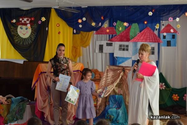 Наградиха първокласничката Сиана за рисунка, част от изложба в Народното събрание