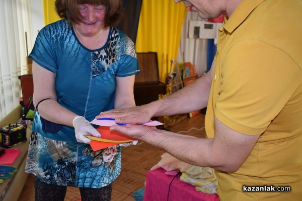 Наградиха първокласничката Сиана за рисунка, част от изложба в Народното събрание