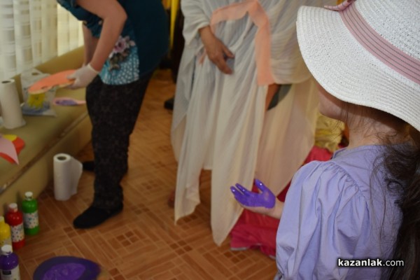 Наградиха първокласничката Сиана за рисунка, част от изложба в Народното събрание