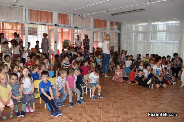 Наградиха първокласничката Сиана за рисунка, част от изложба в Народното събрание