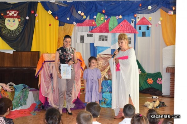 Наградиха първокласничката Сиана за рисунка, част от изложба в Народното събрание