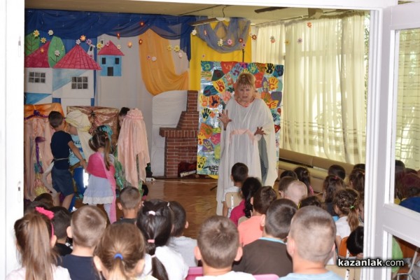 Наградиха първокласничката Сиана за рисунка, част от изложба в Народното събрание